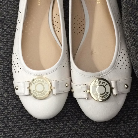 Like new Tommy Hilfiger leather flats loafers - Picture 2 of 6